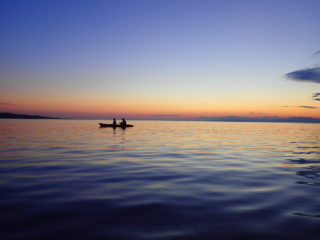 被夕陽的晚霞所籠罩…黃昏日落獨木舟之旅
