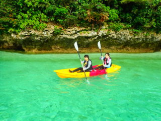 Full view of the world’s best-known “Kabira Bay”! Leisurely canoe tour