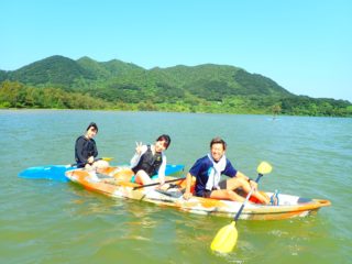 一覽無餘被世界譽為名勝的“川平灣”! 悠閒的划艇之旅