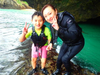 川平湾グラスボート体験&青の洞窟シュノーケリング