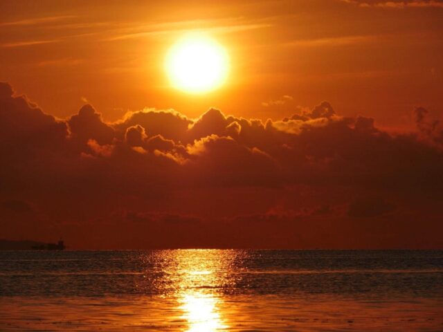 石垣島の日の入り・夕日の名蔵湾　
