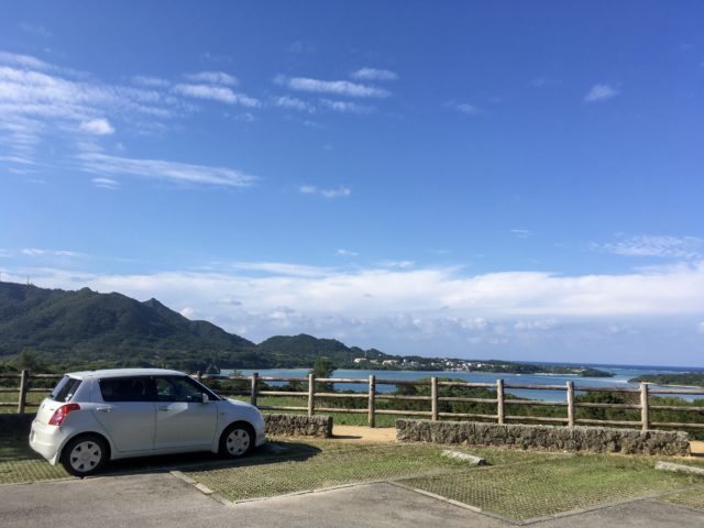 石垣島のドライブの　川平湾を望むパーキング