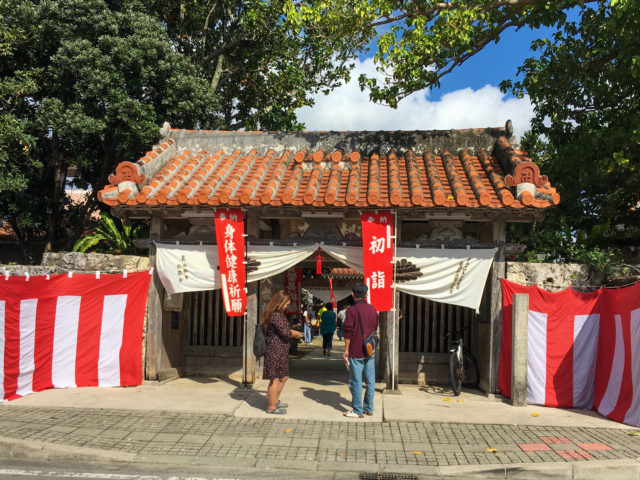 石垣島の観光スポットの一月の桃林寺の初詣　