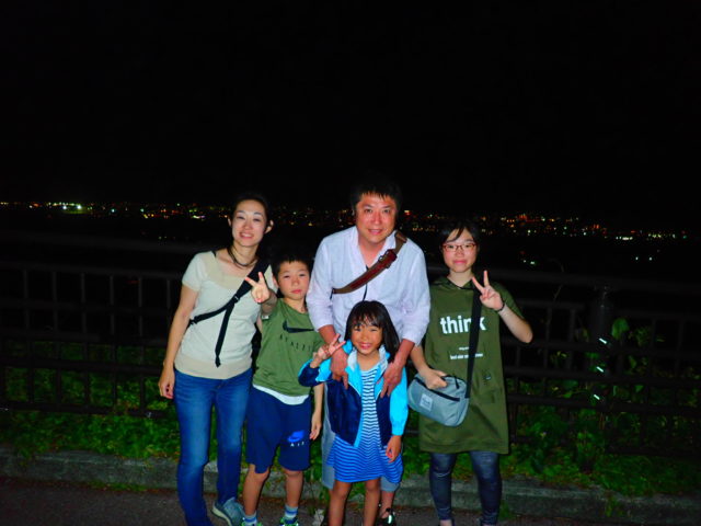 石垣島の夜の家族