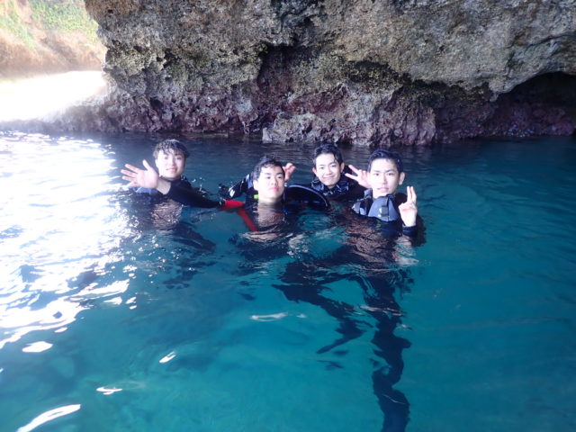 石垣島の青の洞窟