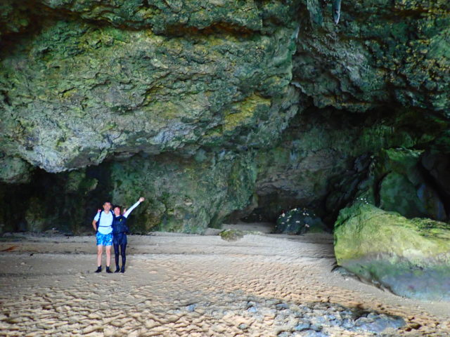 石垣島の夏休みの青の洞窟