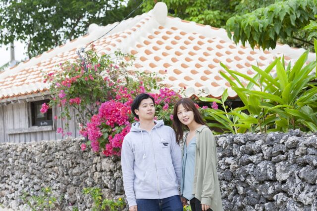 竹富島を観光するカップル