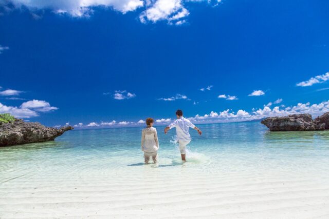 石垣島　ビーチで遊ぶ男女