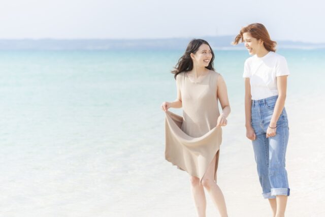 海辺を歩く2人の女性