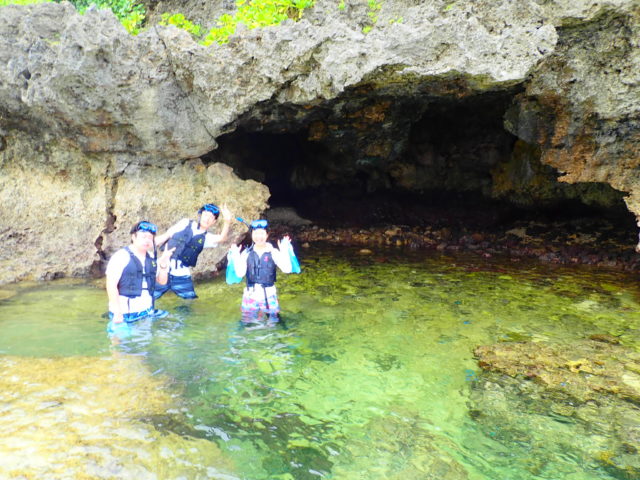 石垣島の社員旅行の青の洞窟シュノーケルツアー