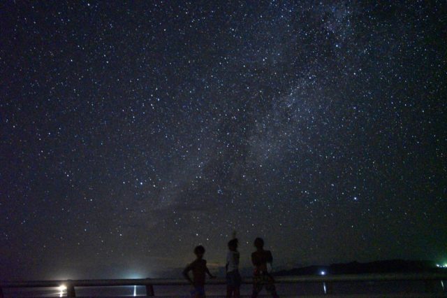 石垣島の満天の星空を眺める