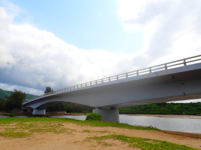 石垣島の観光スポットの名蔵大橋