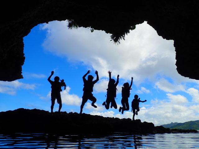 石垣島のシュノーケリングツアーの青の洞窟