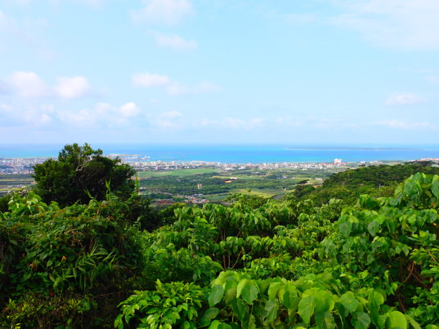 石垣島の観光スポットのエメラルドの海を見る展望台