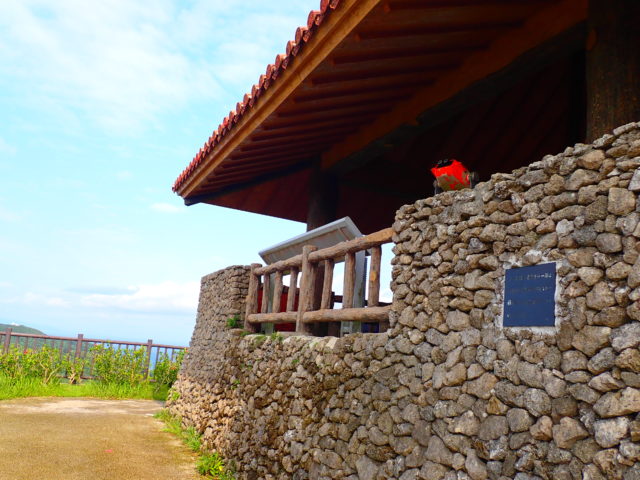 石垣島の観光スポットのエメラルドの海を見る展望台
